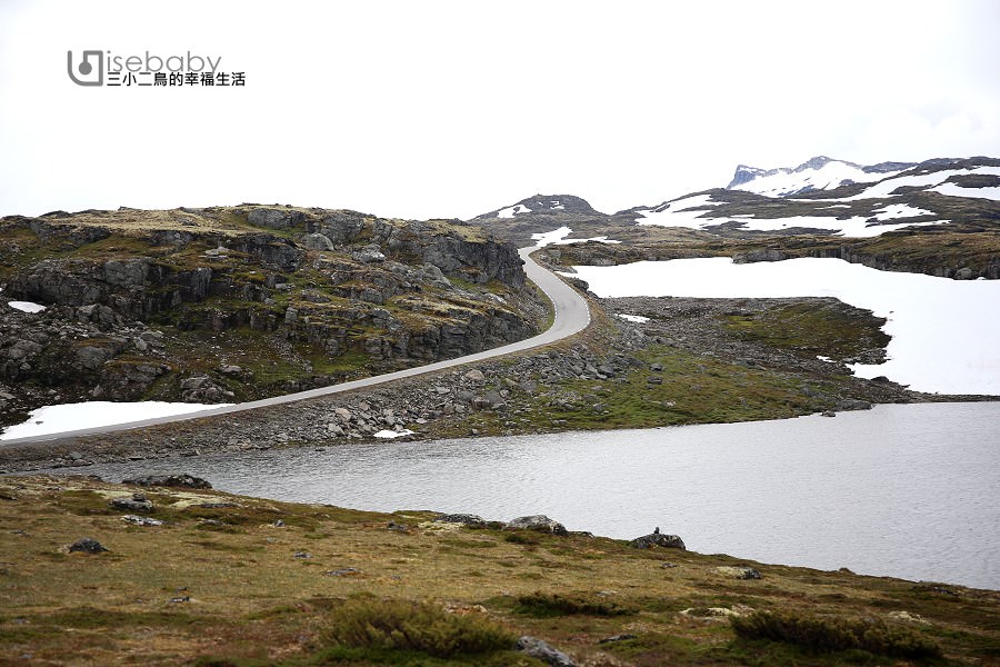 挪威推薦景觀公路FV243雪之路。徜徉在挪威峽灣高山雪牆之間！