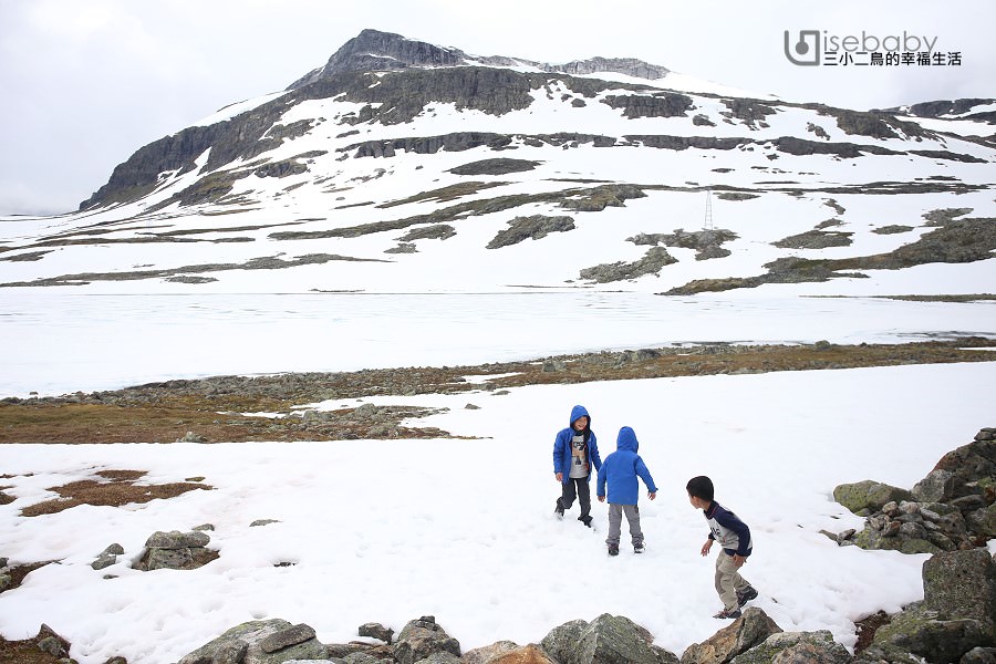 挪威推薦景觀公路FV243雪之路。徜徉在挪威峽灣高山雪牆之間！
